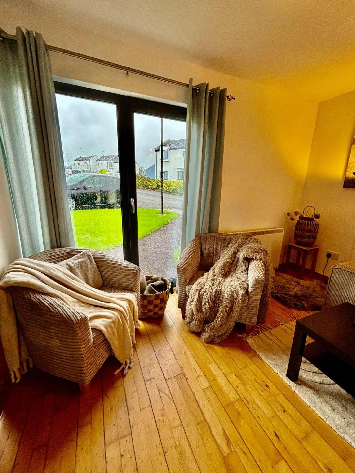 Villa Happy Sandy Feet: Cozy Seaside Retreat In *