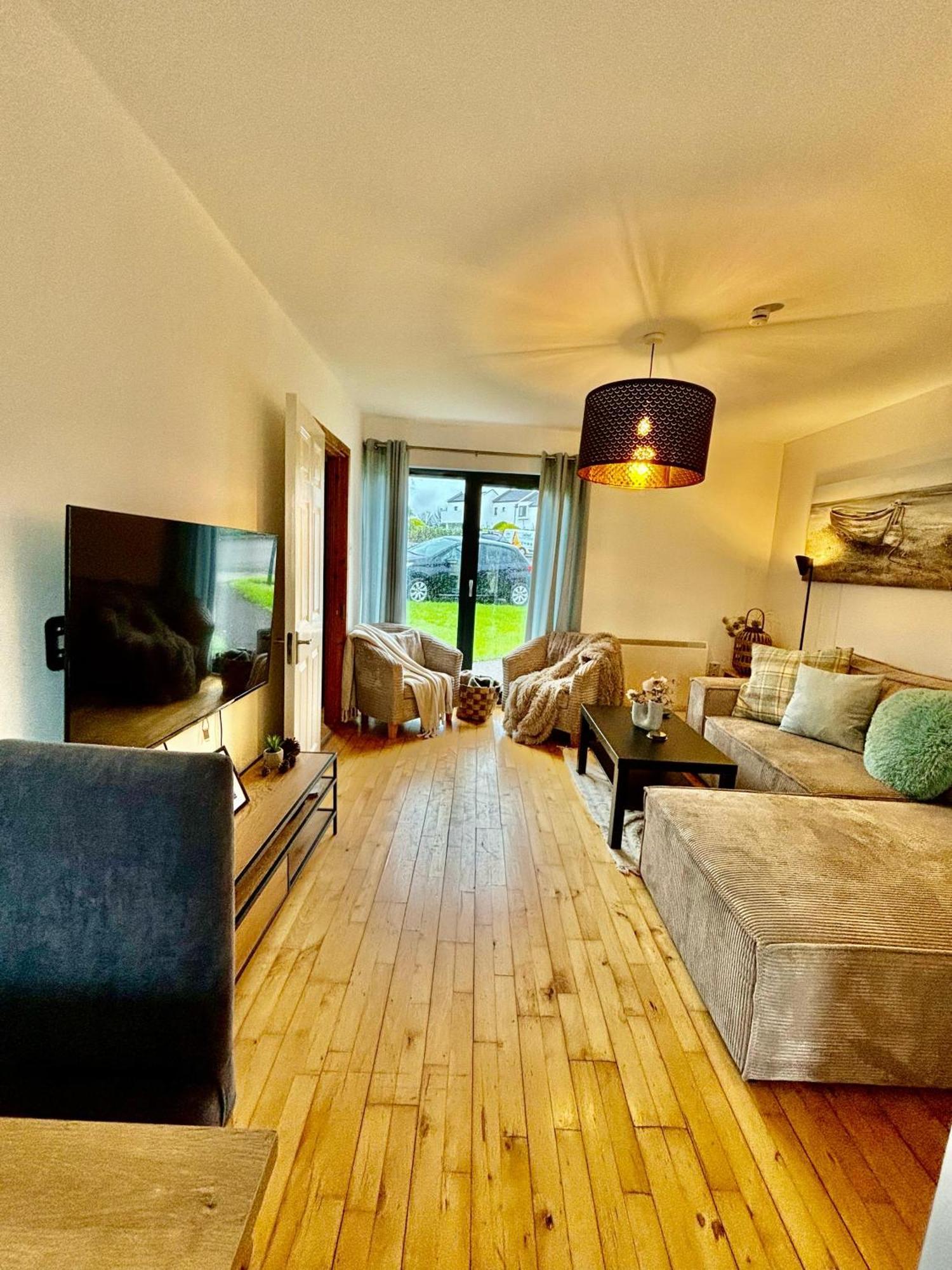 Happy Sandy Feet: Cozy Seaside Retreat In Villa Youghal