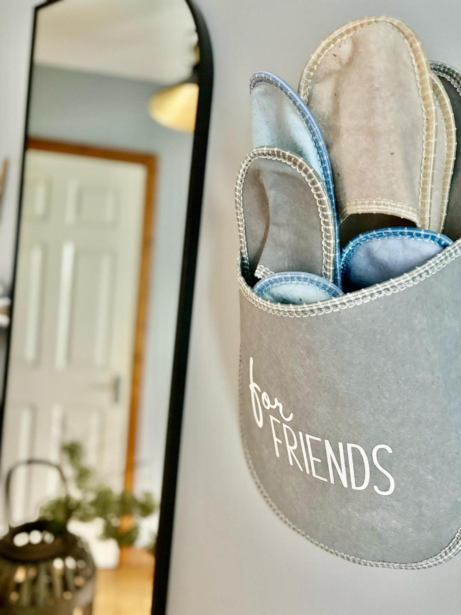 Happy Sandy Feet: Cozy Seaside Retreat In * Youghal