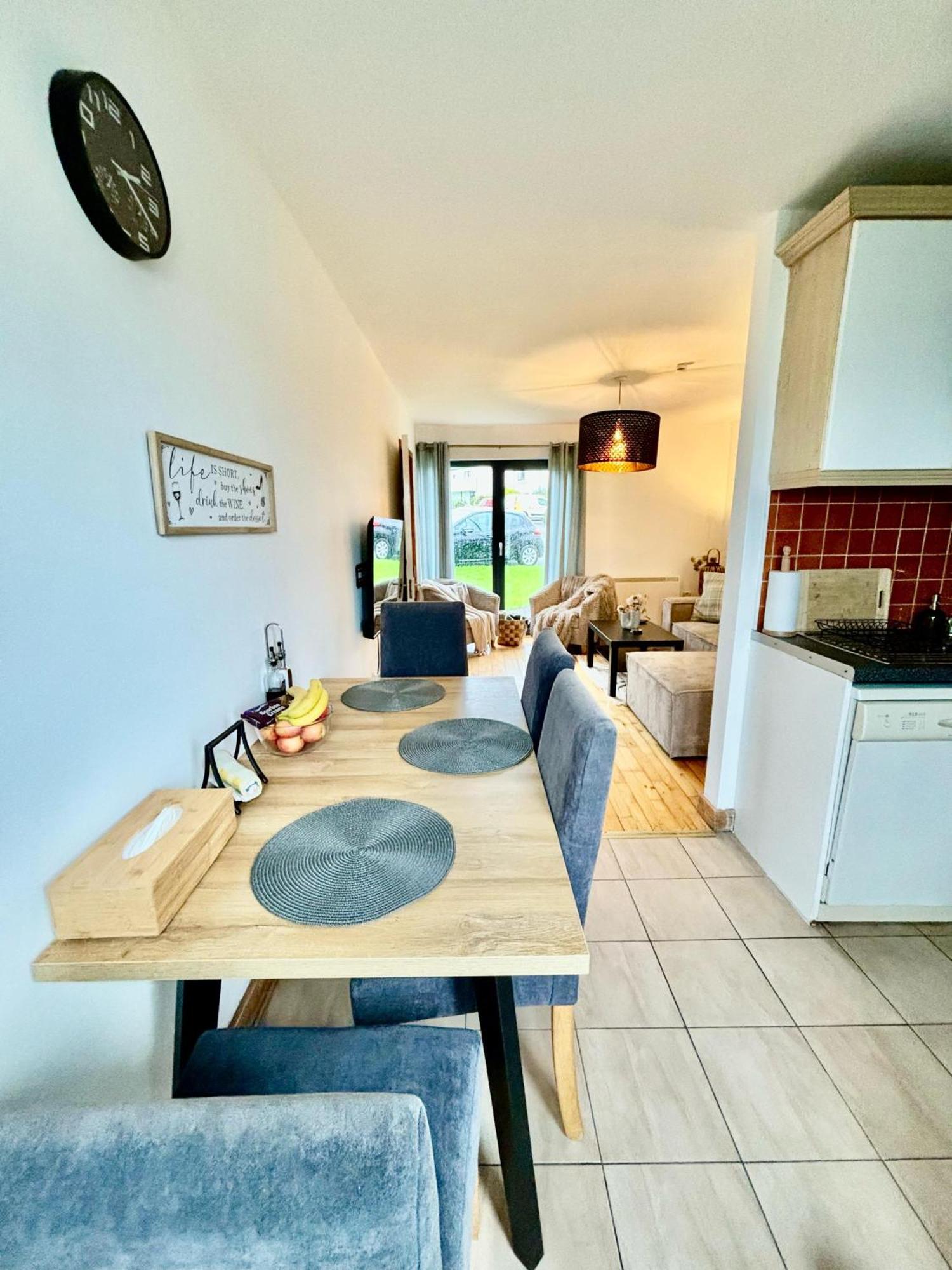 Happy Sandy Feet: Cozy Seaside Retreat In Villa Youghal