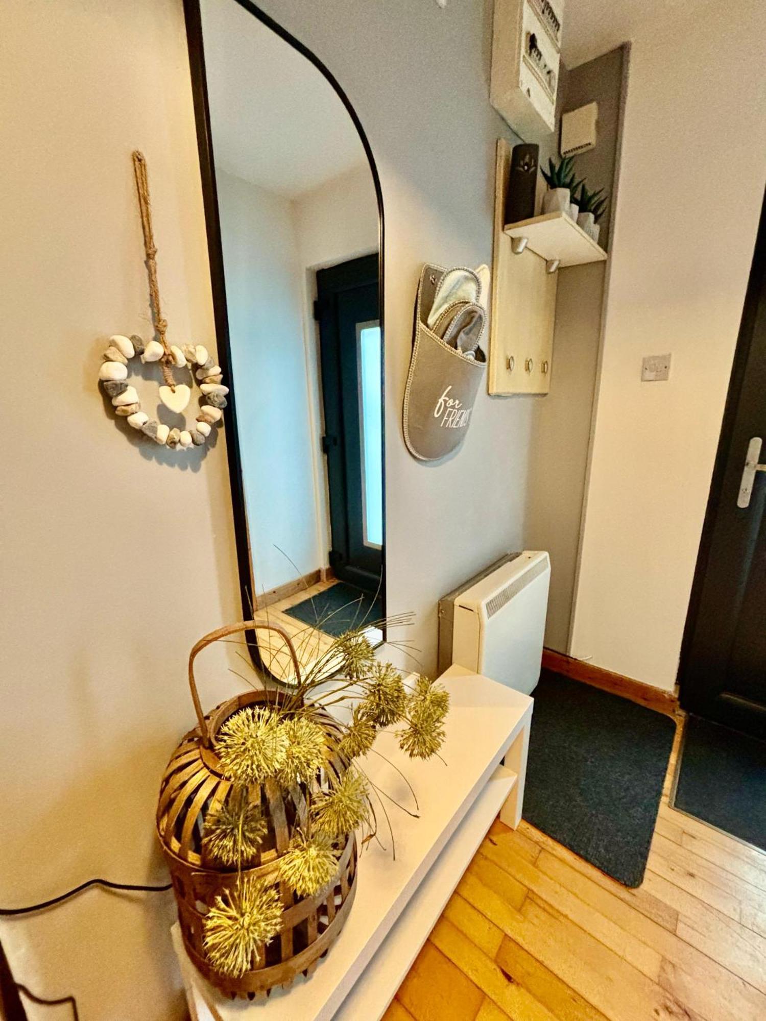 Happy Sandy Feet: Cozy Seaside Retreat In *
